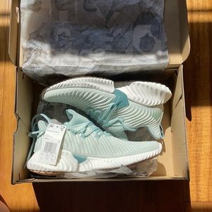 Never worn Adidas Alphabounce Instinct Shoes